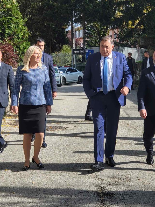 САРАЈЕВО, 16. ОКТОБРА /СРНА/ - У Сарајево су да би подржали Додика и в.д. директора "Службеног гласника" Милоша Лукића стигли, замјеник предсједавајућег Савјета министара Сташа Кошарац, министар безбједности у Савјету министара Ненад Нешић, посланик СНСД-а у Представничком дому Парламентарне скупштине БиХ Милорад Којић, шеф клуба посланика СНСД-а у Представничком дому Парламентарне скупштине БиХ Сања Вулић, дрпски делегат у Дому народа Парламентарне скупштине БиХ Радован Ковачевић, као и замјеник министра одбране у Савјету министара БиХ Александар Гогановић.