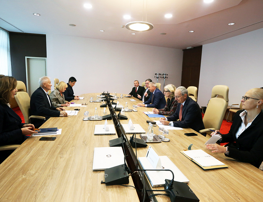 САРАЈЕВО, 16. ОКТОБРА /СРНА/ - Предсједавајући Дома народа Парламентарне скупштине БиХ Никола Шпирић са амбасадорима Аустрије Улрике Хартман, Италије Марком ди Руцом, Хрватске Иваном Саболићем, те отправницима послова у амбасадама Словачке и Чешке.