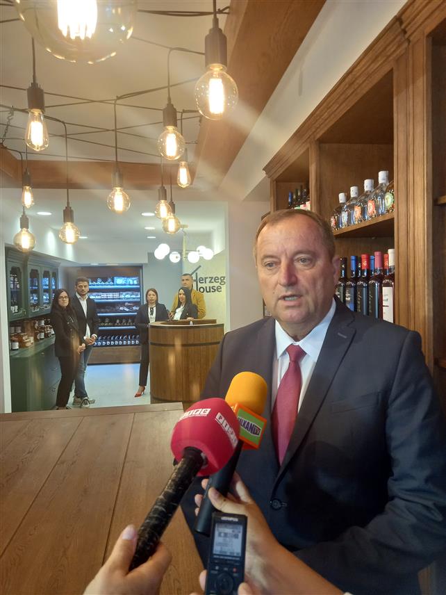 БЕОГРАД, 16. ОКТОБРА /СРНА/ - Градоначелници Требиња и Београда Мирко Ћурић и Александар Шапић данас су свечано отворили "Херцеговачку кућу" на атрактивној локацији у београдском насељу Врачар.