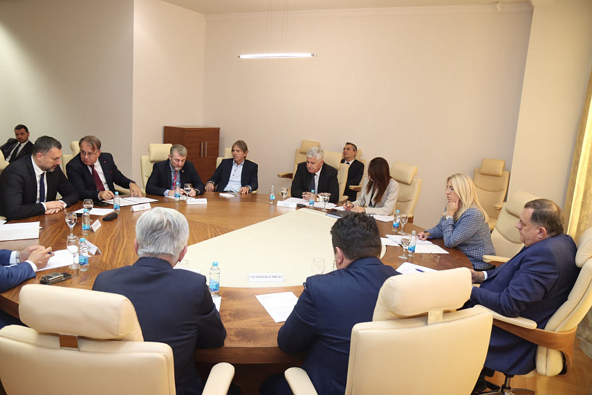 ИСТОЧНО САРАЈЕВО, 16. ОКТОБРА /СРНА/ - Састанак представника СНСД-а са партнерима у власти на заједничком нивоу БиХ у Источном Сарајеву. /Фото - Борислав Здриња/