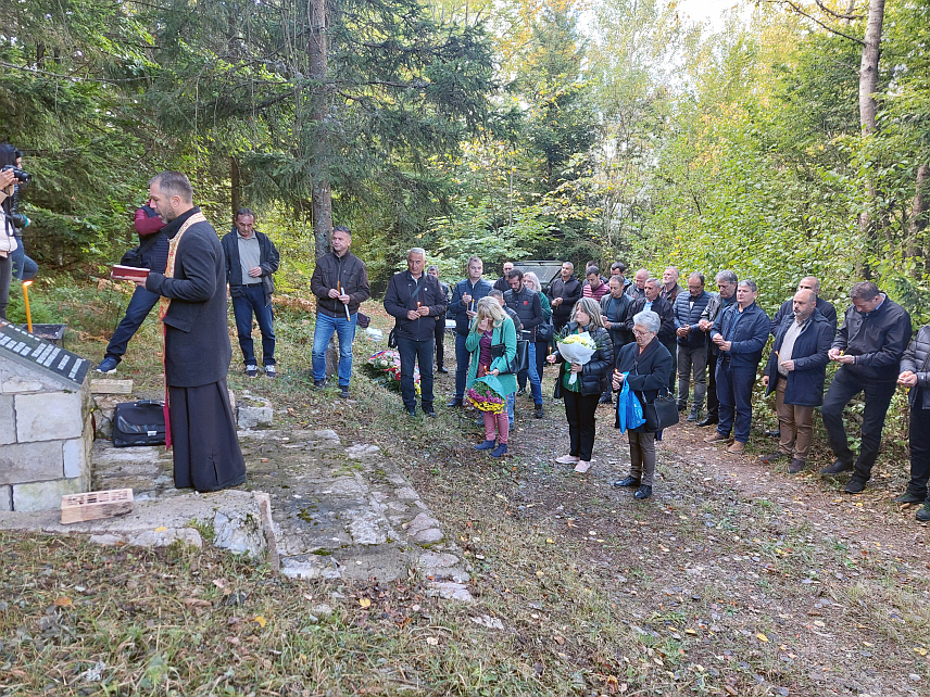ВИШЕГРАД, 16. ОКТОБРА /СРНА/ - Поводом 31 године од страдања 28 припадника Војске Републике Српске, данас је на брду Меремишље код Вишеграда служен парастос, прислужене свијеће и положени вијенци на спомен-обиљежје.