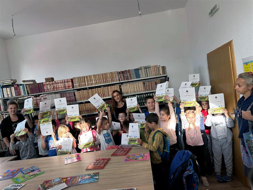 ШАМАЦ, 16. ОКТОБРА /СРНА/ - У Народној библиотеци у Шамцу данас је организован традиционалан пријем за 102 првачића из основних школа са подручја ове општине који су том приликом на поклон добили словарице и бесплатне чланске карте.