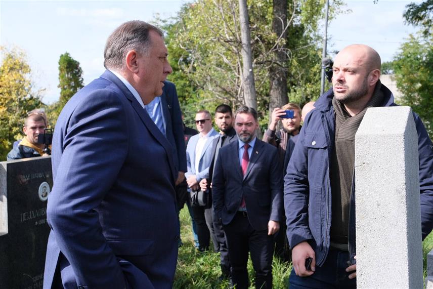 САРАЈЕВО, 16. ОКТОБРА /СРНА/ - Предсједник Републике Српске Милорад Додик посјетио је данас оскрнављено српско православно гробље које се налази у близини зграде Суда и Тужилаштва БиХ у Сарајеву.