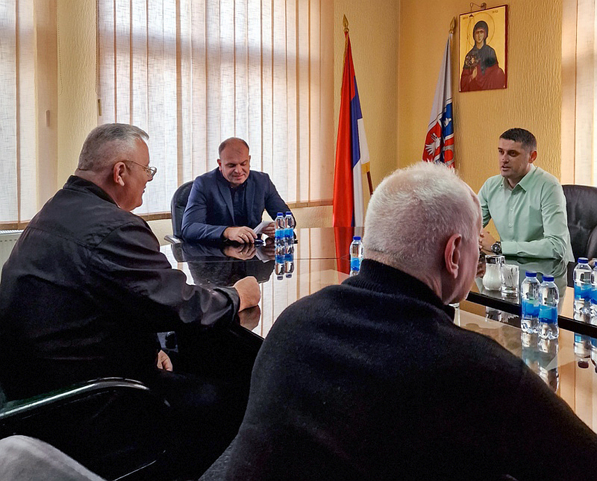 ЗВОРНИК, 16. ОКТОБРА /СРНА/ - Градоначелник Зворника Бојан Ивановић разговарао је данас са предсједником Градске организације слијепих и слабовидих лица Љубинком Ребићем о активностима ове организације и унапређењу њеног рада.