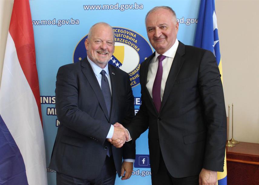 САРАЈЕВО, 16. ОКТОБРА /СРНА/ - Министар одбране у Савјету министара Зукан Хелез разговарао је данас у Сарајеву са амбасадором Холандије у БиХ Хенком ван ден Доло.