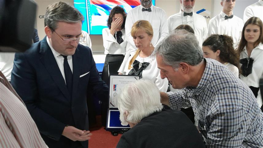 ПОДГОРИЦА, 16. ОКТОБРА /СРНА/ - Министар рада и социјалног старања Србије Никола Селаковић вечерас је у Подгорици уручио Борачку споменицу Милици Перовић, мајци Срђана Перовића који је погинуо на Косову и Метохији 1998. године у борби против албанских терориста.