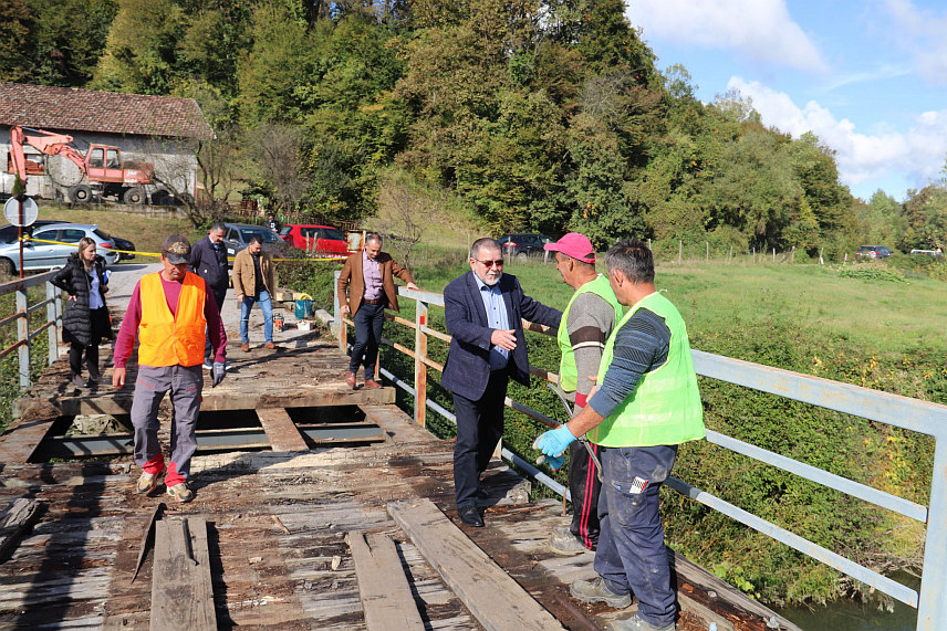 ДЕРВЕНТА, 16. ОКТОБРА /СРНА/ - У дервентском насељу Доњи Детлак данас је почела реконструкција једног од првих мостова изграђених на ријеци Укрини, а вриједност пројекта је 64.666 КМ.