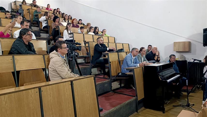 ИСТОЧНА ИЛИЏА, 16. ОКТОБРА /СРНА/ - Пјесничко вече на којем су учествовали Тоде Николетић, Горан Врачар и Огњен Кандић било је завршна манифестација Трећих међународних књижевних сусрета "Симеон Милутиновић Сарајлија" у Источној Илиџи.