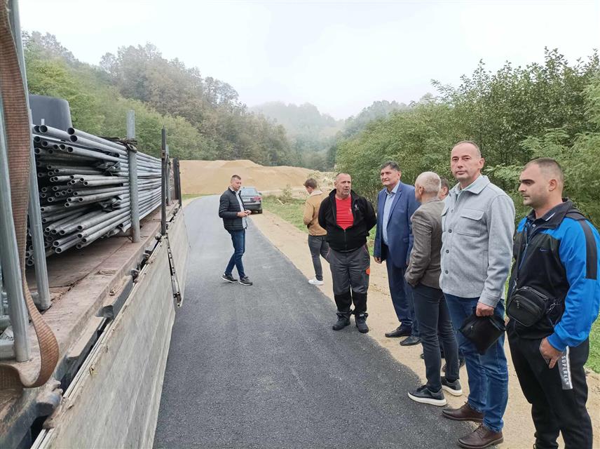 НОВИ ГРАД, 17. ОКТОБРА /СРНА/ - У оквиру пројекта који Пољопривредна задруга "Агронова" Нови Град реализује уз подршку Министарства пољопривреде, шумарства и водопривреде Републике Српске данас је у овој локалној заједници пластенике добило 14 коопераната Задруге.