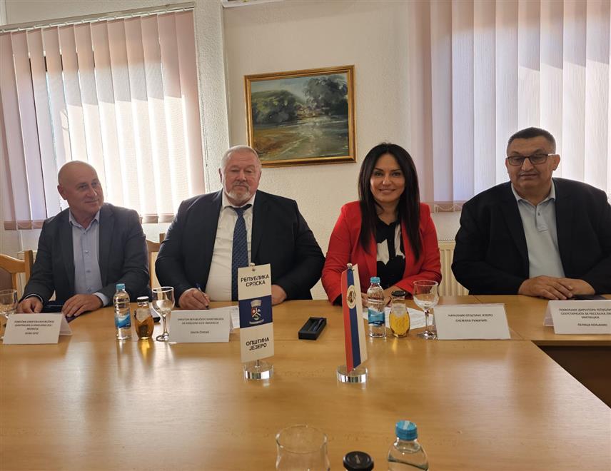 БАЊАЛУКА, 17. ОКТОБРА /СРНА/ - Директор Републичког секретаријата за расељена лица и миграције Давор Чордаш и начелник општине Језеро Снежана Ружичић потписали су данас у Језеру уговор о суфинансирању и реализацији пројекта изградње резервоара за воду у насељу Черказовићи, укупне вриједности 20.000 КМ.