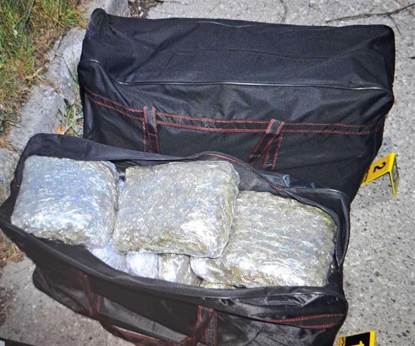 ПОДГОРИЦА, 17. ОКТОБРА /СРНА/ - Полиција је ухапсила возача камиона на путу Колашин-Мојковац у чијем је возилу пронађено 25,5 килограма марихуане. 