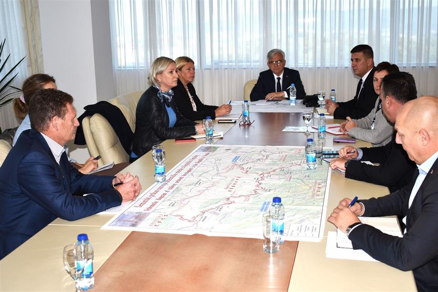 БАЊАЛУКА, 17. ОКТОБРА /СРНА/ - Министар саобраћаја и веза Републике Српске Недељко Чубриловић, генерални директор Јавног предузећа "Путеви Републике Српске" Милан Дакић и делегација Свјетске банке.