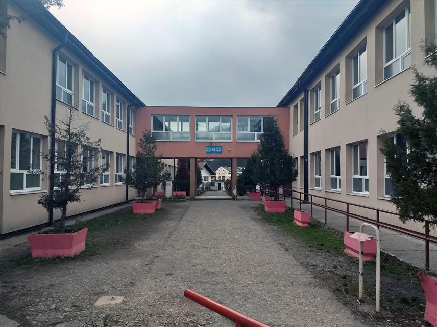 МИЛИЋИ, 17. ОКТОБРА /СРНА/ - Дјеца од првог до петог разреда у милићкој Основној школи "Алекса Јакшић" су, на иницијативу родитеља, добила шест ормарића за одлагање књига, укупне вриједности 3.000 КМ.