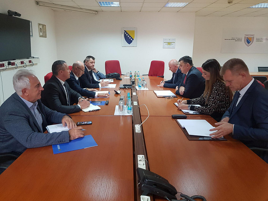 САРАЈЕВО, 17. ОКТОБРА /СРНА/ - Састанак руководства Спољнотрговинске коморе БиХ са директором Управе за индиректно опорезивање БиХ Зораном Тегелтијом.