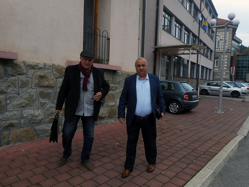 СРЕБРЕНИЦА, 17. ОКТОБРА /СРНА/ - Предсједник Удружења грађана "Источна алтернатива" Републике Српске Војин Павловић и његов адвокат Мирко Благојевић.