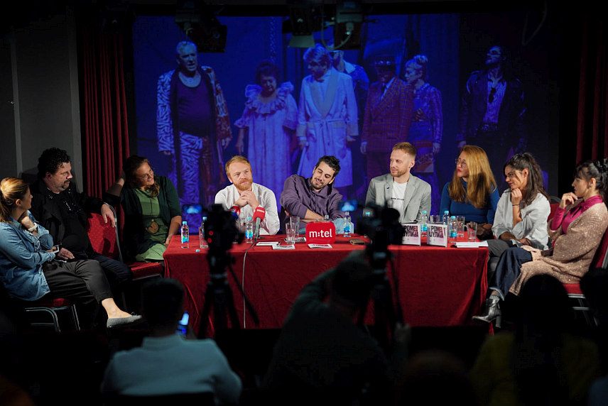 БАЊАЛУКА, 17. ОКТОБРА /СРНА/ - Премијером представе "Ромео и Јулија" према тексту Вилијама Шекспира, редитеља Соње Петровић сутра ће у Народном позоришту Републике Српске бити отворена 94. позоришна сезона.