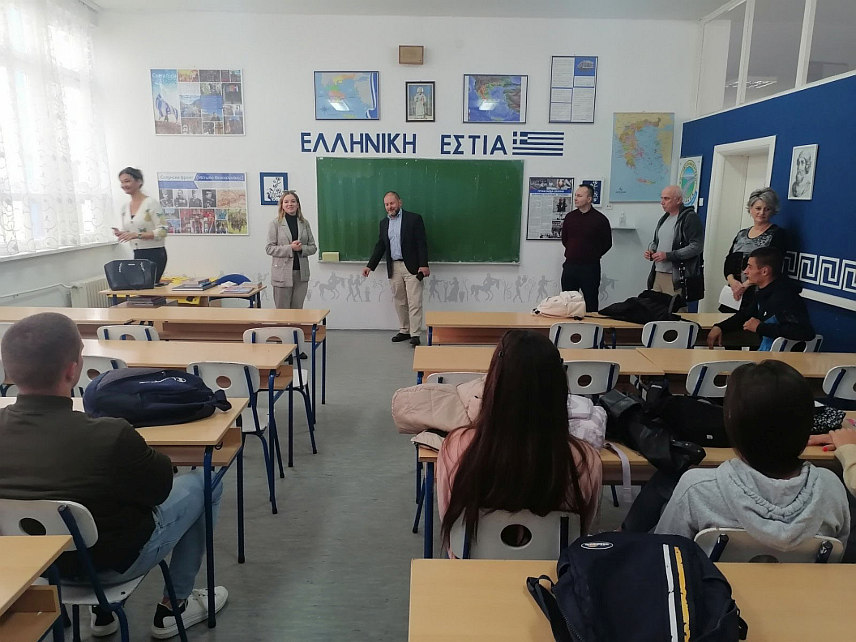ЗВОРНИК, 17. ОКТОБРА /СРНА/ - Представници Руског дома у Београду данас су у зворничком Средњошколском центру "Петар Кочић" представили програме бесплатног високошколског образовања, односно студирања у Русији.
