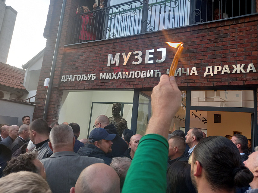 БЕОГРАД, 17. ОКТОБРА /СРНА/ - У Београду је данас у присуству великог броја грађана и поштовалаца откривен споменик и отворен музеј команданта Југословенске војске у отаџбини ђенерала Драгољубу Драже Михаиловића.