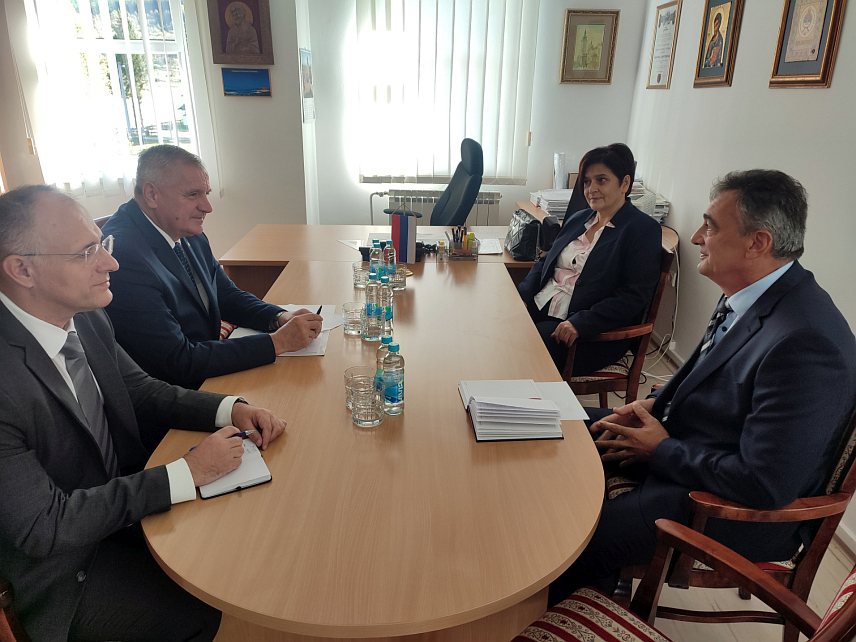 ПЕТРОВАЦ-ДРИНИЋ, 18. ОКТОБРА /СРНА/ - Предсједник Владе Републике Српске Радован Вишковић на састанку са начелником општине Петровац-Дринић Драгом Ковачевићем.