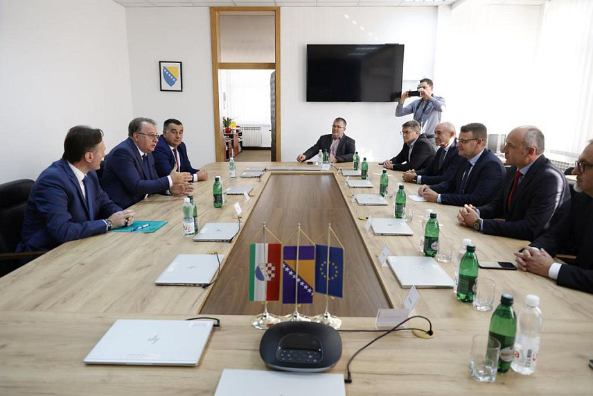 САРАЈЕВО, 18. ОКТОБРА /СРНА/ - Федерални премијер Нермин Никшић разговарао са предствницима Ппосавског кантона.