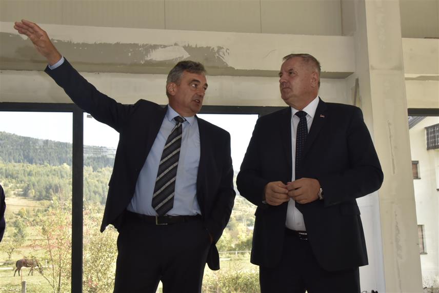 ПЕТРОВАЦ-ДРИНИЋ, 18. ОКТОБРА /СРНА/ - Предсједник Владе Републике Српске Радован Вишковић са начелником општине Петровац-Дринић Драгом Ковачевићем обишао је Дом друштвених активности, за који је финансијска средства обезбиједила Влада Републике Српске, а дијелом општина.