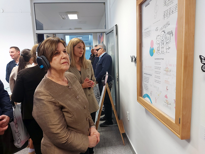 БАЊАЛУКА, 18. ОКТОБРА /СРНА/ - Изложба "Преко клика до слика", која је отворена данас у Специјалној библиотеци за слијепа и слабовида лица Републике Српске, има за циљ да скрене пажњу на значај инклузивне наставе и прилагођавања и приступачности литературе.