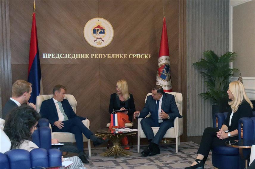 БАЊАЛУКА, 18. ОКТОБРА /СРНА/ -  Предсједник Републике Српске Милорад Додик и српски члан Предсједништва БиХ Жељка Цвијановић састали су се данас са амбасадором Норвешке у БиХ Олавом Рејнертсеном./ФОТО - БОРИСЛАВ ЗДРИЊА/