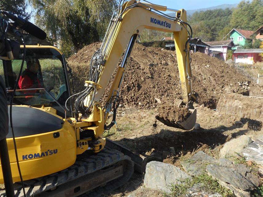 СКЕЛАНИ, 18. ОКТОБРА /СРНА/ - У Скеланима код Сребренице данас су званично почели припремни радови за постављање кровних носача и конструкције за покривање археолошког налазишта из римског доба откривеног 2008. године, чиме ће се оно трајно заштитити од пропадања усљед атмосферских утицаја.