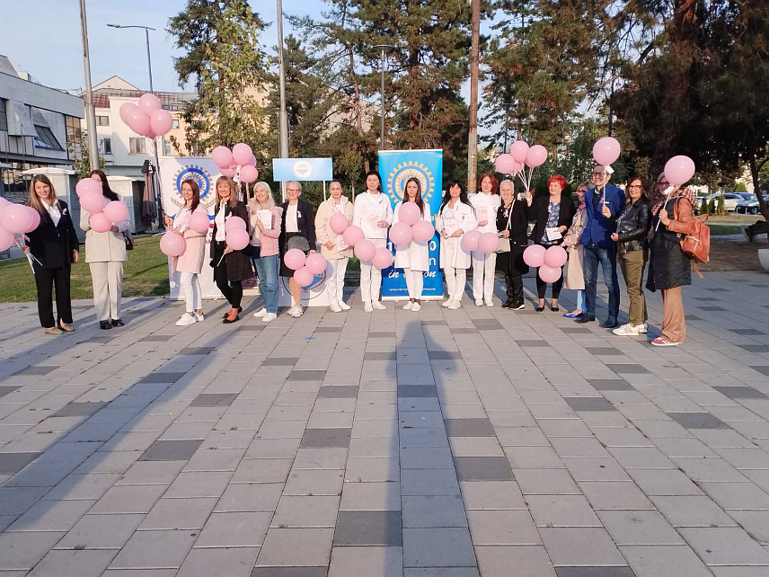 БИЈЕЉИНА, 18. ОКТОБРА /СРНА/ - Октобар, мјесец борбе против карцинома дојке Дом здравља Бијељина обиљежио је данас подјелом промотивног материјала грађанима с циљем подизања свијести становништа о учесталости карцинома дојке и важности самопрегледа и редовних превентивних прегледа.