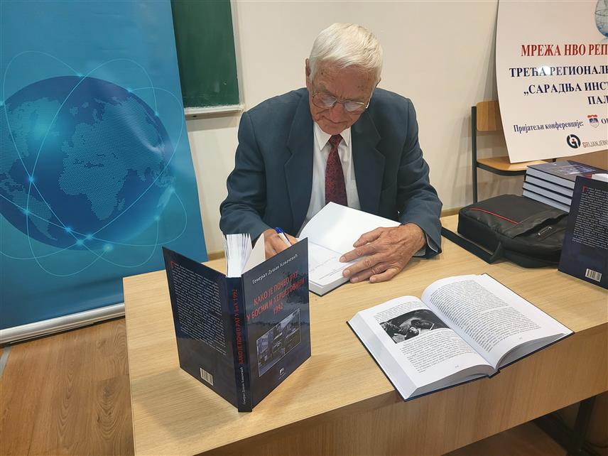 ПАЛЕ, 18. ОКТОБРА /СРНА/ - На Палама је вечерас промовисана књига "Како је почео рат у БиХ 1992", генерала у пензији Војске Републике Српске Душана Ковачевића, која говори о почетку грађанског рата, а документована је изворном грађом и сопственим свједочењем.