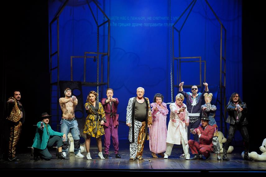 БАЊАЛУКА, 18. ОКТОБРА /СРНА/ - Премијером представе "Ромео и Јулија" коју је према тексту Вилијама Шекспира режирала Соња Петровић вечерас је у Народном позоришту Републике Српске у Бањалуци отворена 94. позоришна сезона.