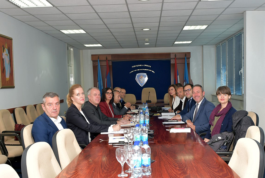 БАЊАЛУКА, 19. ОКТОБРА /СРНА/ - Представници Европског центра за праћење дрога и зависности од дрога посјетили су данас МУП-у Републике Српске, гдје су одржали и састанак. Састанку су присуствовали и припадници Одсјека за сузбијање злоупотребе опојних дрога из Министарства безбједности у Савјету министара.