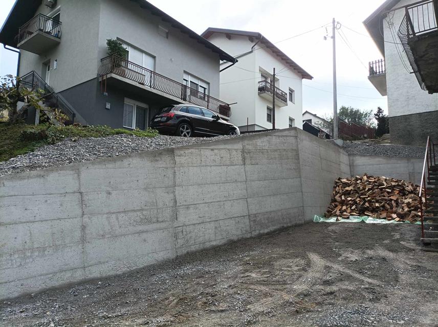 НОВИ ГРАД, 19. ОКТОБРА /СРНА/ - Изградњом потпорног зида у насељу Јабланица обезбијеђена три стамбена објекта која су била угрожена клизиштем.