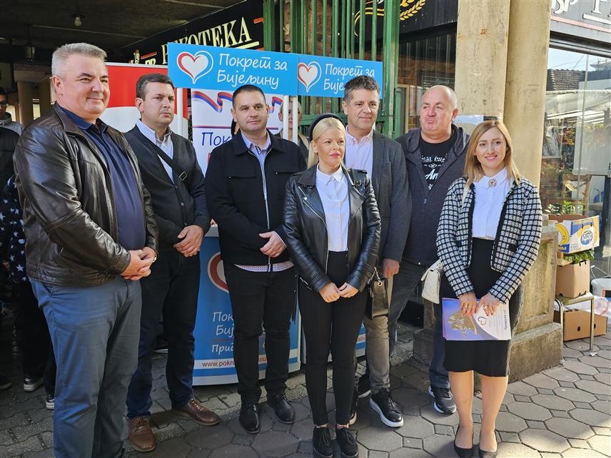 БИЈЕЉИНА, 19. ОКTОБРА /СРНА/ - Градски одбори Покрет за Бијељину и Социјалистичка партија Српске данас су у Бијељини организовали акцију "Купујмо из Семберије" у оквиру које су на улазу у Градску зелену пијацу поклањали артикле произведене на овом подручју.