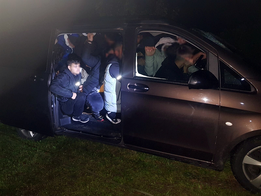 САРАЈЕВО, 19. ОКТОБРА /СРНА/ - Троје држављана БиХ ухапшено је приликом кријумчарења 23 турска држављанина на подручју Велике Кладуше.