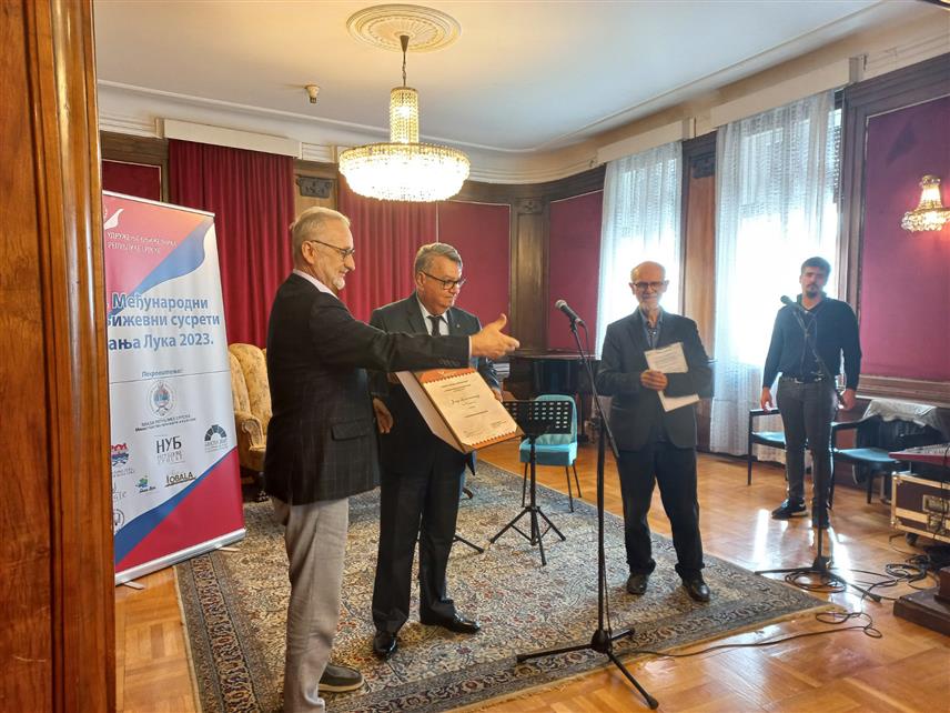 БАЊАЛУКА, 19. ОКТОБРА /СРНА/ - Румунском пјеснику у академику Јону Деаконескуу из Крајове данас је у Бањалуци уручена награда за укупно књижевно дјело "Отворена књига" у оквиру Међународних књижевних сусрета.