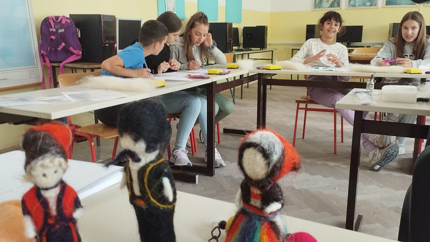 КАЛИНОВИК, 19. ОКТОБРА /СРНА/ - Продукција "Форум театар" Источно Сарајево данас је организовала радионицу и едукативни час у Основној школи "Љутица Богдан" у Калиновику у оквиру пројеката "Дјеца и млади с обје стране позорнице".