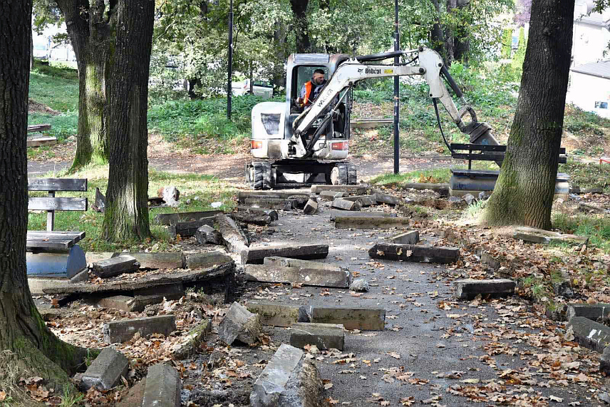 ИСТОЧНО САРАЈЕВО, 19. ОКТОБРА /СРНА/ - У Парку сунца у општини Источно Ново Сарајево данас је почела изградња Меморијалног комплекса посвећеног страдалим српским цивилима Сарајева и Сарајевско-романијске регије у 20. вијеку, једног од најважнијих пројеката из области културе сјећања у граду Источно Сарајево.