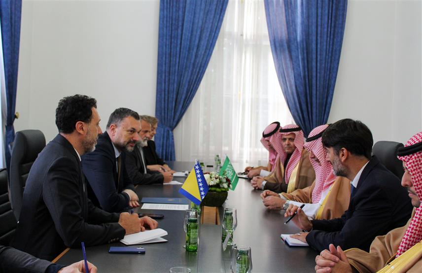 САРАЈЕВО, 19. ОКТОБРА /СРНА/ - Министар иностраних послова у Савјету министара Елмедин Конаковић са гувернером Генералне агенције за намјенску индустрију Саудијске Арабије Ахмедом ел Охалијем.