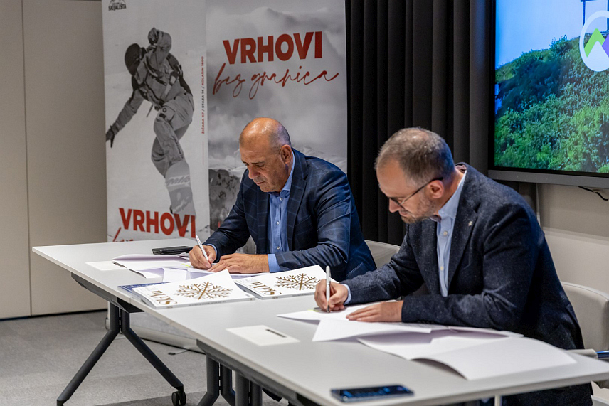 КУМБОР, 19. ОКТОБРА /СРНА/ - Директори Олимпијског центра "Јахорина" и "Скијалишта Црне Горе" Дејан Љевнаић и Ђуро Милошевић потписали су данас у Кумбору Споразум о сарадњи који се односи на кориштење ски-карата на обје дестинације, чиме су допринијели умрежавању два регионална планинска центра.