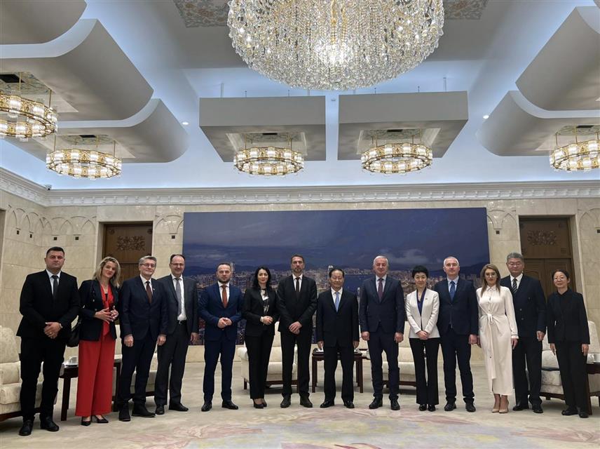 БАЊАЛУКА, 19. ОКТОБРА /СРНА/ - Посланик ПДП-а у Представничком дому Парламентарне скупштине БиХ Бранислав Бореновић рекао је да би искуства Кине у процесу реформи, развоју високих технологија и модернизацији требало примјенити у Републици Српској и БиХ.