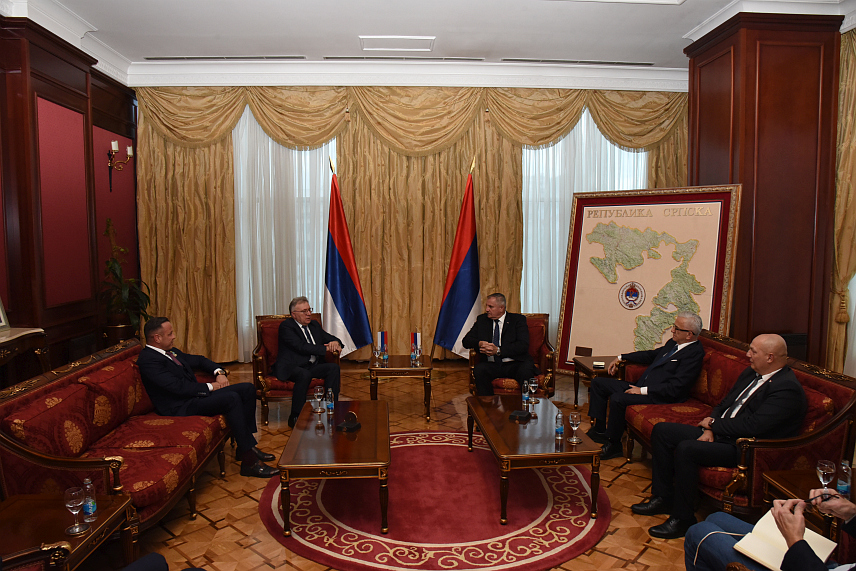 БАЊАЛУКА, 19. ОКТОБРА /СРНА/ - Предсједник Владе Републике Српске Радован Вишковић разговарао је са амбасадором Руске Федерације Игором Калабуховом.