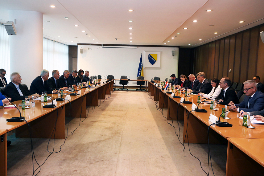 САРАЈЕВО, 19. ОКТОБРА /СРНА/ - Чланови колегијума Дома народа и Представничког дома Парламентарне скупштине БиХ разговарали су данас са премијером Владе Хрватске Андрејем Пленковићем.