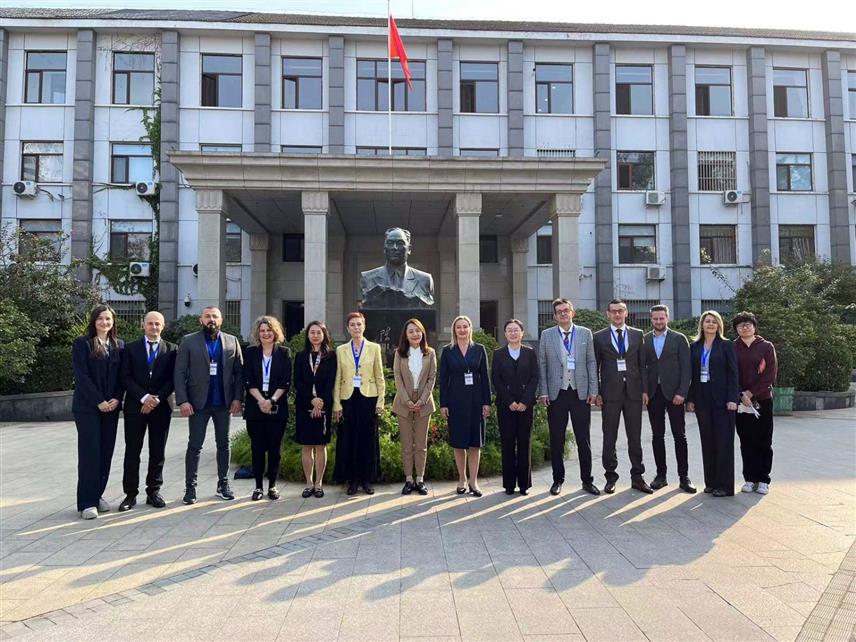 САРАЈЕВО, 19. ОКТОБРА /СРНА/ - Делегација из БиХ, коју предводи директор Архива БиХ Данијела Мрда, учествује у Пекингу на семинару о Развоју билатералних односа и сарадње између Кине и БиХ у оквиру иницијативе "Појас и пут".
