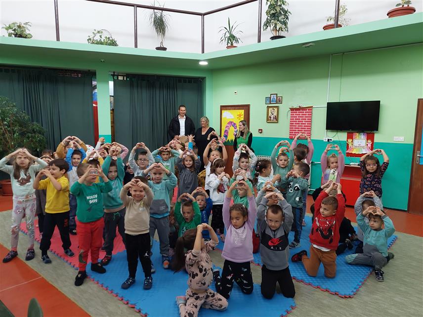 ВИШЕГРАД, 19. ОКТОБРА /СРНА/ - Шеф клуба одборника СНСД-а Вишеград у Скупштини Вишеграда Дарко Андрић донирао је нову татами подлогу вр4тићу "Невен" која је недостајала овој предшколској установи.