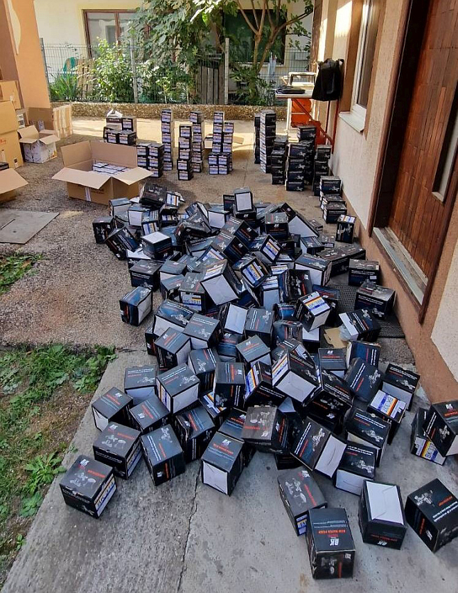 БАЊАЛУКА, 1. ОКТОБРА /СРНА/ - Службеници Управе за индиректно опорезивање /УИО/ БиХ су на подручју Регионалног центра Tузла одузели већу количину нових ауто-дијелова у вриједности од 359.300 КМ, саопштено је из ове управе.