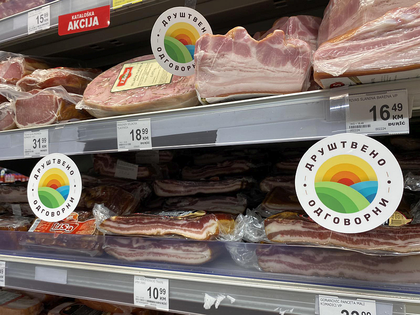 БАЊАЛУКА, 1. ОКТОБРА /СРНА/ - У појединим маркетима и трговинама у Бањалуци од јутрос су истакнути производи које грађани могу купити у оквиру кампање "Друштвено одговорни".