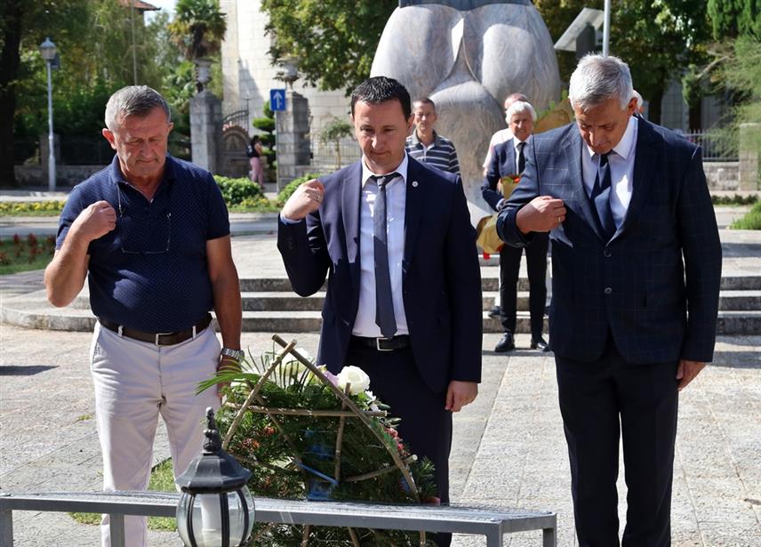 ТРЕБИЊЕ, 1. ОКTОБРА /СРНА/ - Представници Градске борачке организације и руководство града положили цвијеће на Споменик браниоцима Tребиња, поводом 1. октобра и 32 године од почетка ратних дејстава и агресије хрватских паравојних формација на требињску општину.