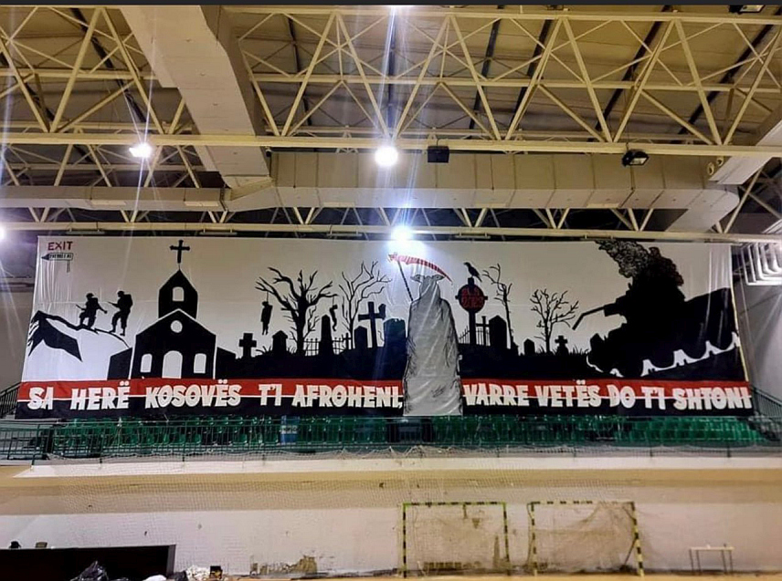 БИЈЕЉИНА, 1. ОКТОБРА /СРНА/ - Транспарент на којем је на албанском написано "колико пута приђеш Косову, толико ћеш пута побјећи".