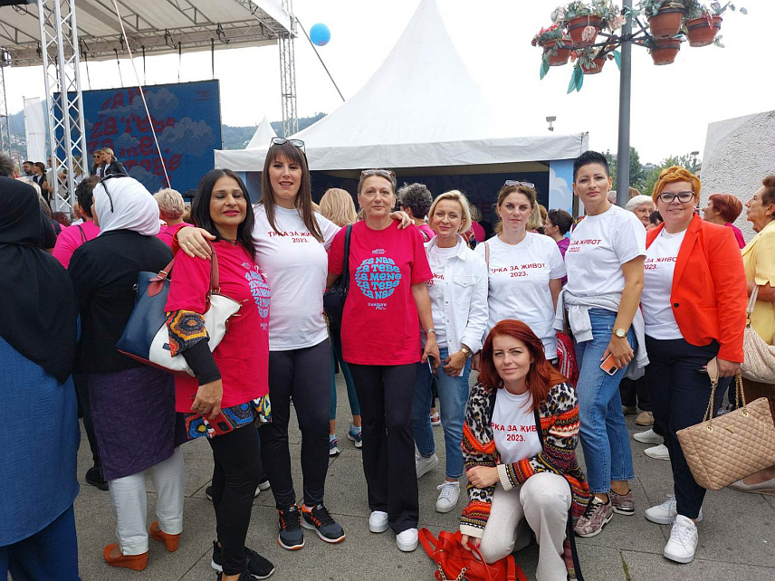 БАЊАЛУКА, 1. ОКТОБРА /СРНА/ - Представнице Форума жена Социјалистичке партије Српске /СПС/ учествовале су данас у хуманитарној акцији "Трка за живот 2023" у Сарајеву чији је циљ прикупљање средстава за лијечење жена обољелих од тумора дојке.